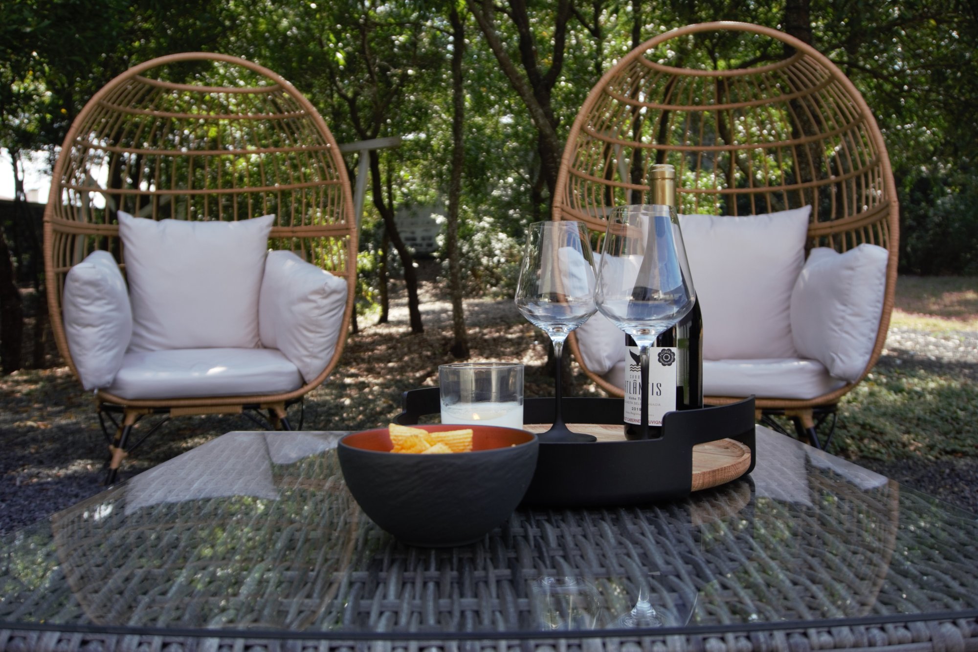 Gartenbereich mit Egg-Chairs